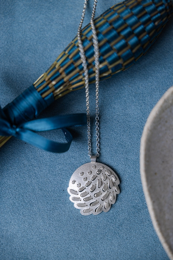 Romarin Circle Pendant Necklace