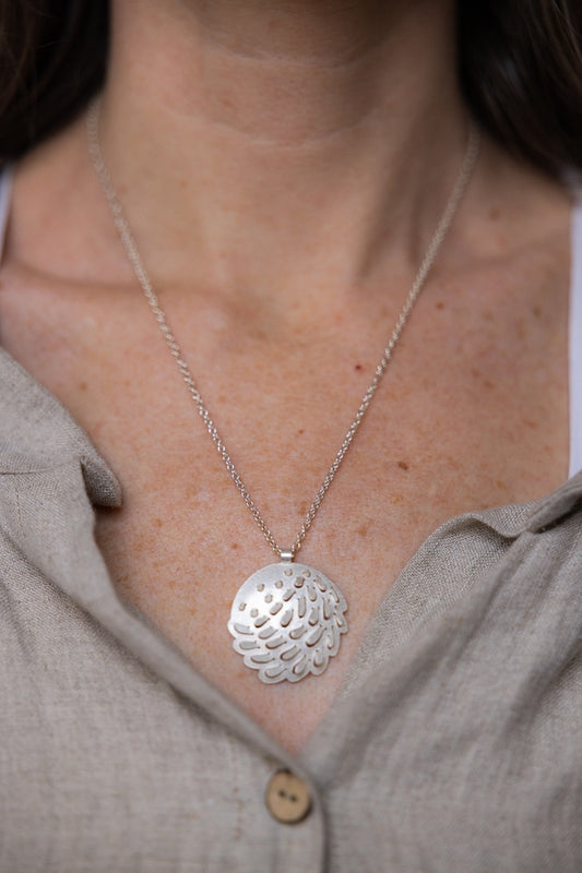 Romarin Circle Pendant Necklace