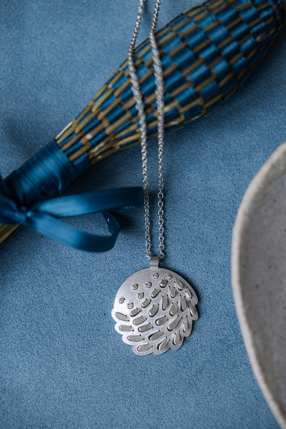 Romarin Circle Pendant Necklace