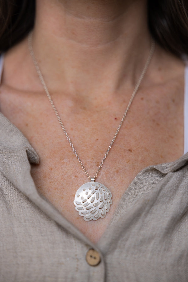 Romarin Circle Pendant Necklace